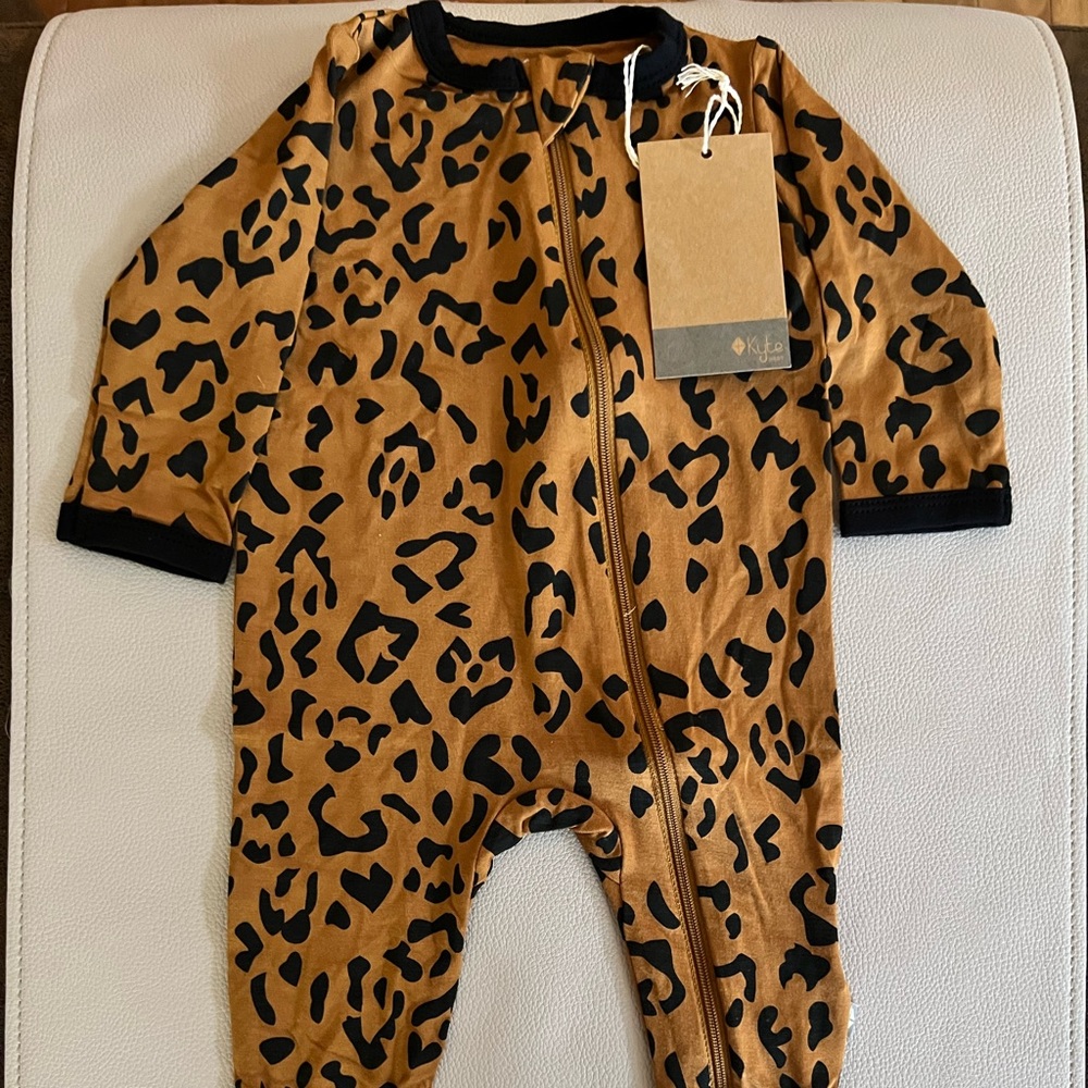Kyte BABY Leopard BIG footie romper
